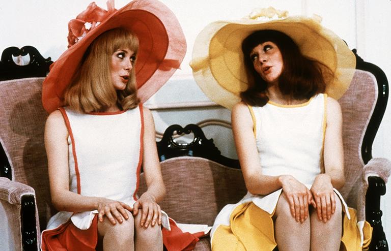 На фото: Катрин Денев, Франсуаза Дорлек в фильме Девушки из Рошфора, 1967, режиссер Жак Деми