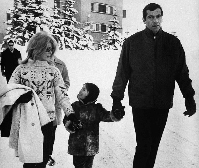 На фото: актриса Катрин Денев, дочь Натали Вадим и ее отец, кинорежиссер Роже Вадим, 1963 год