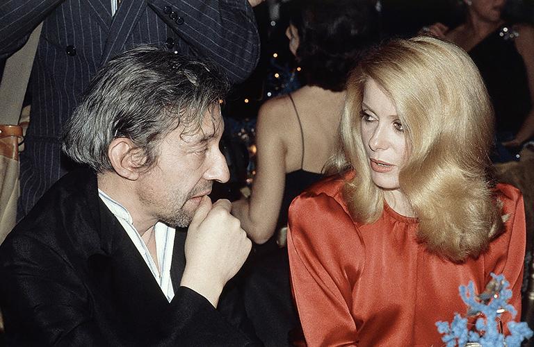 На фото: французская актриса Катрин Денев беседует с французским певцом Сержем Генсбуром, 1980