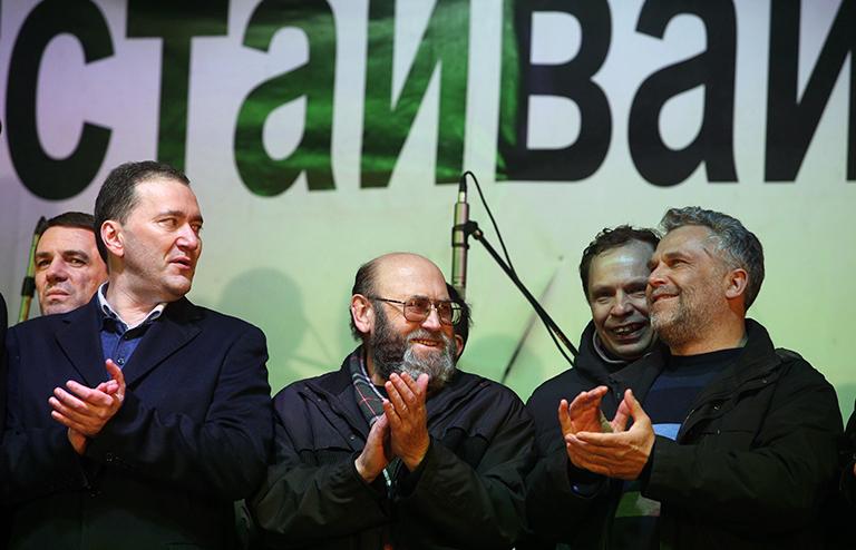 На фото: предприниматель Алексей Чалый, избранный новым мэром Севастополя (справа) и Дмитрий Белик, избранный новым главой городской администрации Севастополя (слева), во время выступления на концерте в день референдума