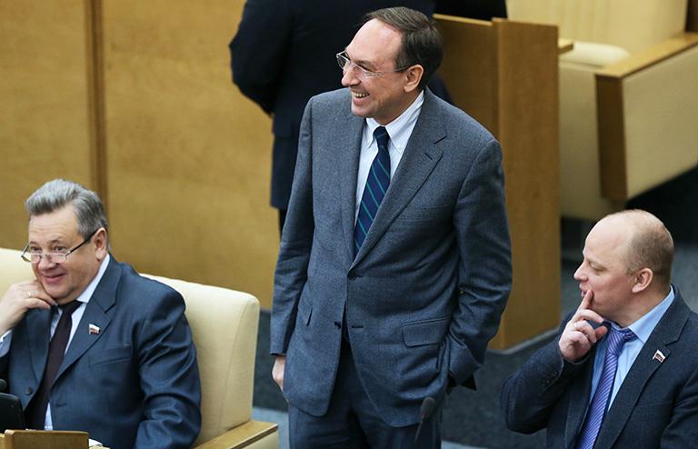 На фото: председатель комитета Государственной думы РФ по образованию Вячеслав Никонов (в центре) на пленарном заседании Государственной Думы РФ, 2015