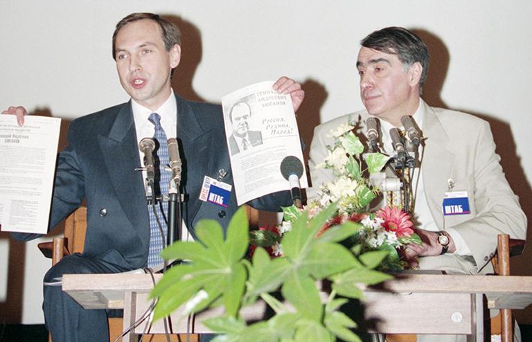 На фото: заместитель руководителя общероссийского движения общественной поддержки Президента РФ Бориса Ельцина Вячеслав Никонов (слева) и руководитель пресс-службы движения Яков Боровой на пресс-конференции с журналистами, 1996