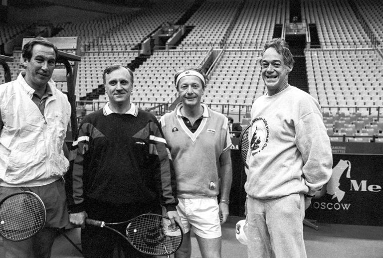 Шуточный турнир "Большая шляпа" Описание: Россия. Москва. 12 ноября 1992 г. Участники турнира (слева направо) - советник президента России по спорту Шамиль Тарпищев, государственный секретарь Геннадий Бурбулис, писатель Михаил Задорнов и директор турнира "Кубок Кремля - 92" Юджин Скотт в московском спорткомплексе "Олимпийский", 1992 год