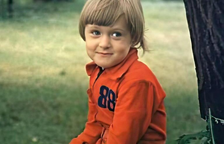 На фото: Анна Михалкова в детстве