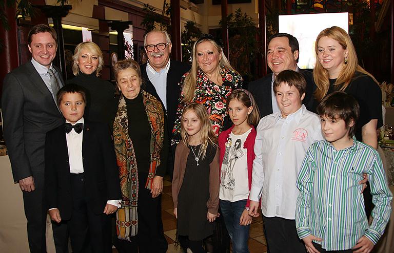 На фото: Татьяна Михалкова, кинорежиссер Никита Михалков (в центре). Актриса Анна Михалкова (справа) со своим мужем Альбертом Баковым (второй справа) и детьми Андреем (второй справа) и Сергеем (справа). Актер Артем Михалков (слева) со своей женой Дарьей (вторая слева), дочерью Натальей (в центре) и матерью Дарьи (третья слева). Сын Степана Михалкова Петр (второй слева