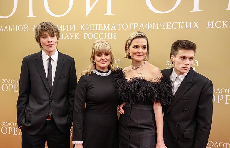На фото: Петр Кончаловский, актриса Анна Михалкова, ее сын Андрей Боков и актриса Надежда Михалкова (слева направо) на церемонии вручения национальной премии "Золотой орел" за 2020 год в павильоне кинотеатра "Мосфильм" в Москве