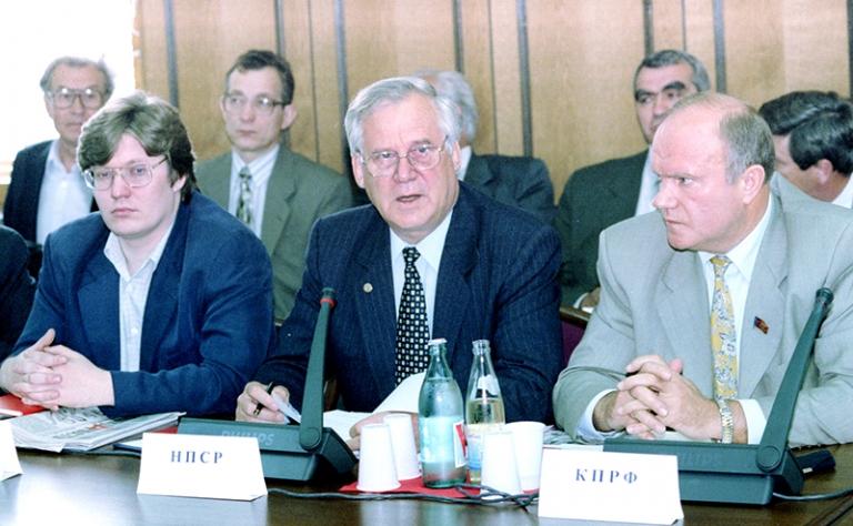 На фото: в президиуме (справа налево) - лидер Компартии РФ и НПСР Геннадий Зюганов, руководитель группы "Народовластие" Николай Рыжков (открывающий заседание) и секретарь Федерации независимых профсоюзов России Андрей Исаев? 1998
