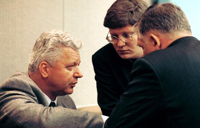 На фото: председатель Федерации независимых профсоюзов России (ФНПР) Михаил Шмаков (слева) и секретарь ФНПР Андрей Исаев (второй слева) на заседании, 2000