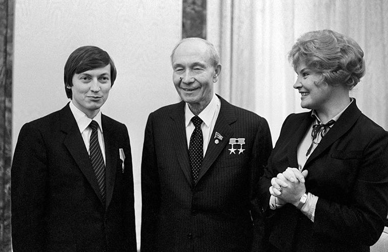 На фото: заместитель Председателя Верховного Совета СССР Василий Кузнецов с (в центре) с шахматистом Анатолием Карповым и актрисой Татьяной Дорониной, 1991