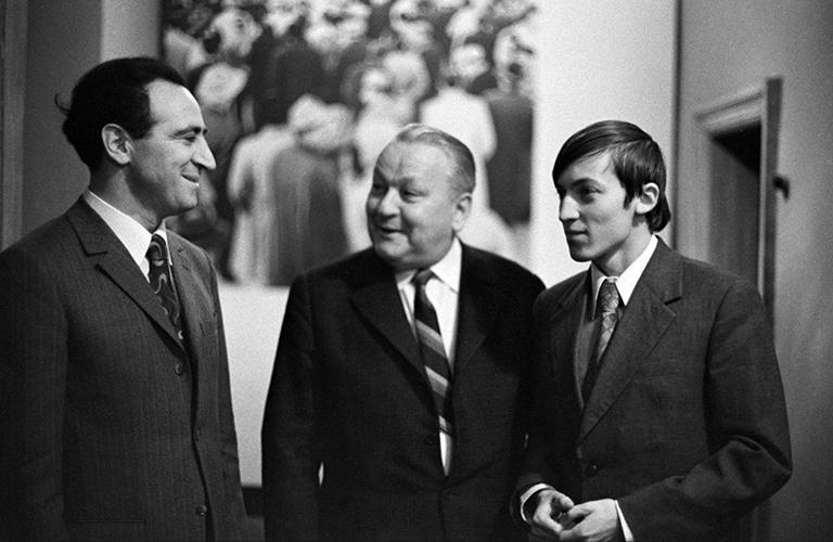 На фото: советский шахматист Лев Полугаевский (слева), главный судья матча В. Микенас (в центре) и советский шахматист Анатолий Карпов перед началом жеребьевки в Центральном шахматном клубе СССР, 1974