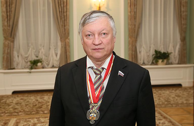 На фото: шахматист Анатолий Карпов, удостоенный почетного знака "За заслуги в развитии физической культуры и спорта", на церемонии вручения в здании министерства спорта РФ, 2016