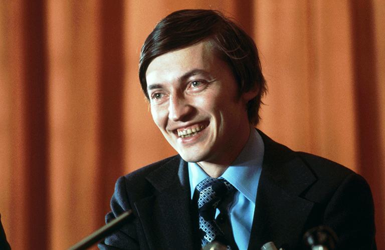 На фото: двенадцатый чемпион мира по шахматам, международный гроссмейстер, заслуженный мастер спорта СССР Анатолий Евгеньевич Карпов во время пресс-конференции, 1978