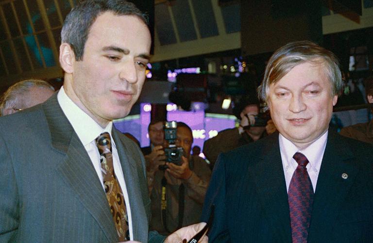 На фото: гроссмейстеры Гарри Каспаров и Анатолий Карпов (на снимке слева направо), встретившиеся в Нью-Йорке в матче из 4-х партий с регламентом по 25 минут на партию каждому