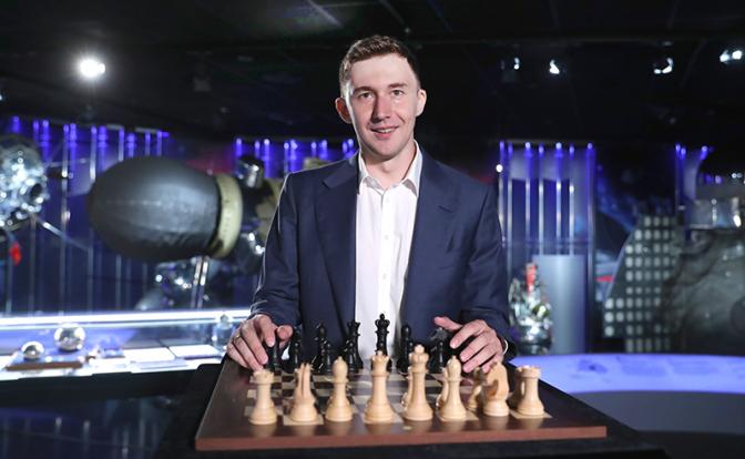 На фото: чемпион мира по быстрым шахматам россиянин Сергей Карякин перед началом шахматного матча "Космос-Земля" с космонавтами, находящим