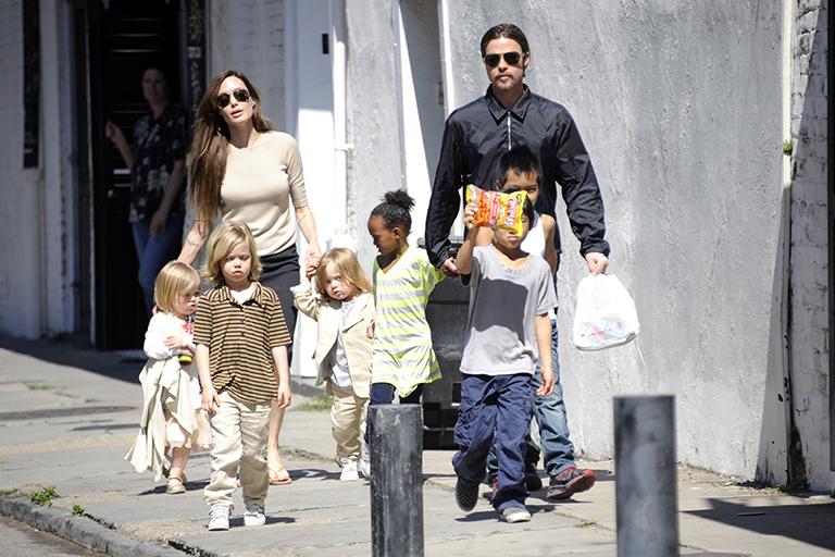 Брэд Питт и Анджелина Джоли с детьми в Новом Орлеане, 2011 год