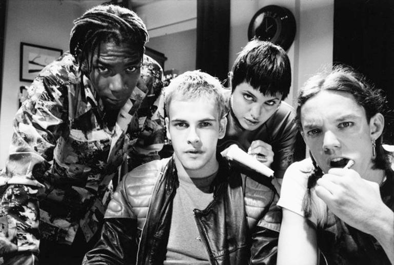 Мэттью Лиллард, Анджелина Джоли, Джонни Ли Миллер и Лоуренс Мэйсон в фильме "Хакеры"