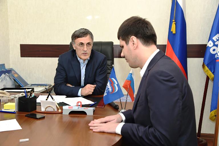 На фото: депутат Госдумы Магомед Гаджиев в ходе приема заявителей