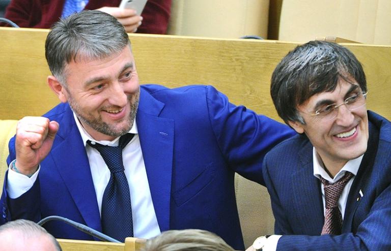 На фото: заместитель председателя Комитета ГД по делам Федерации и региональной политике Адам Делимханов и член комитета ГД по транспорту Магомед Гаджиев (слева направо) на последнем заседании Государственной думы РФ пятого созыва, 2011 год