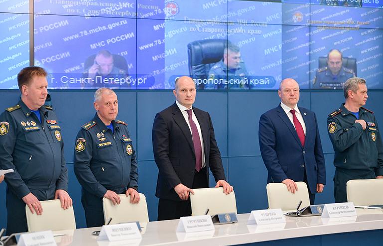 На фото: новый министр РФ по делам гражданской обороны, чрезвычайным ситуациям и ликвидации последствий стихийных бедствий (МЧС) Александр Куренков (в центре), 2022