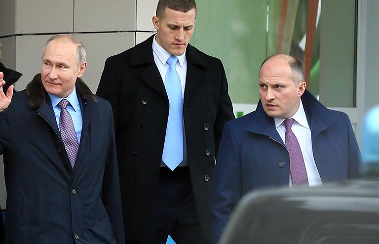 На фото: сотрудник ФСО Александр Куренков (справа), резидент России Владимир Путин (слева)