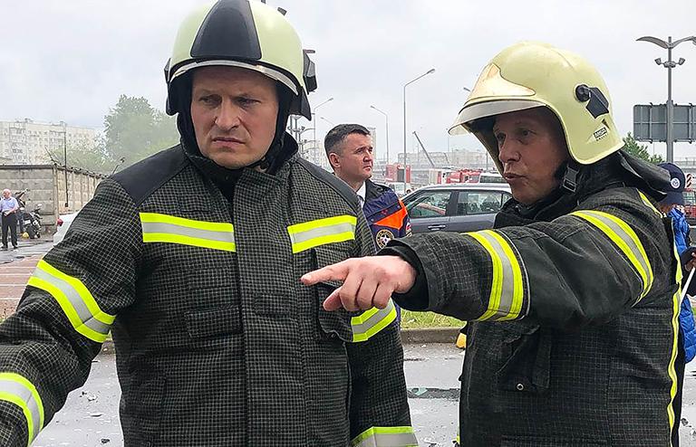 На фото: глава МЧС России Александр Куренков и первый заместитель главы МЧС России Александр Чуприян (слева направо) на месте тушения пожара в бизнес-центре "Гранд Сетунь плаза", июнь 2022