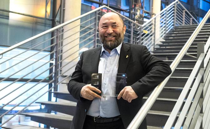 На фото: режиссёр, продюсер, сценарист Тимур Бекмамбетов  с призом за «Профиль» на церемонии вручения приза зрительских симпатий «Панорама