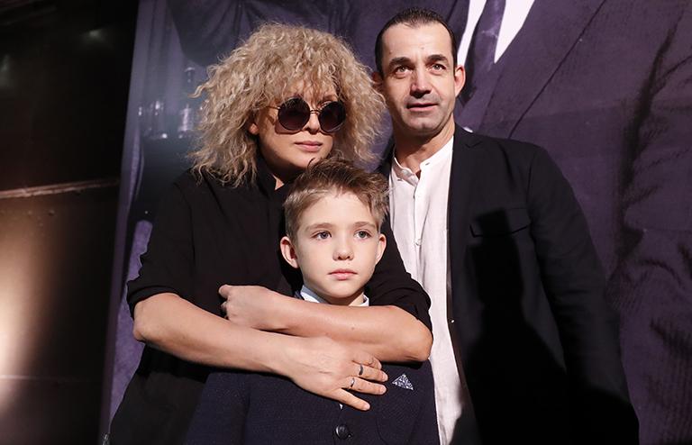 На фото: актеры Дмитрий Певцов и Ольга Дроздова с сыном Елисеем, 2017