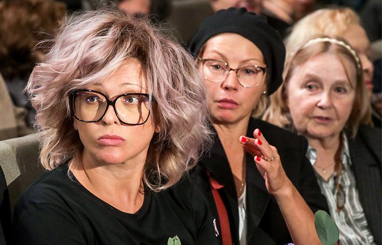 На фото: актриса Ольга Дроздова, Алена Бабенко и Людмила Крылова (слева направо) во время сбора труппы театра "Современник", 2019