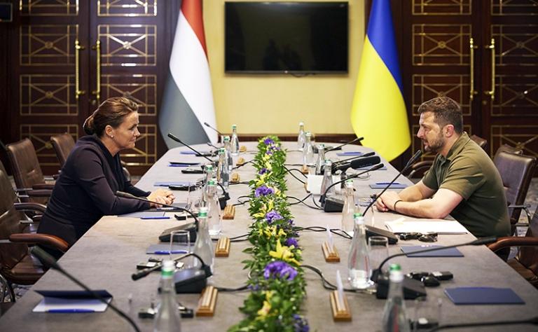 На фото: президент Венгрии Каталин Новак и президент Украины Владимир Зеленский