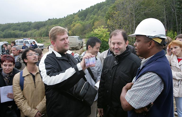 Олег Митволь на испекции проекта "Сахалин-2", 2006