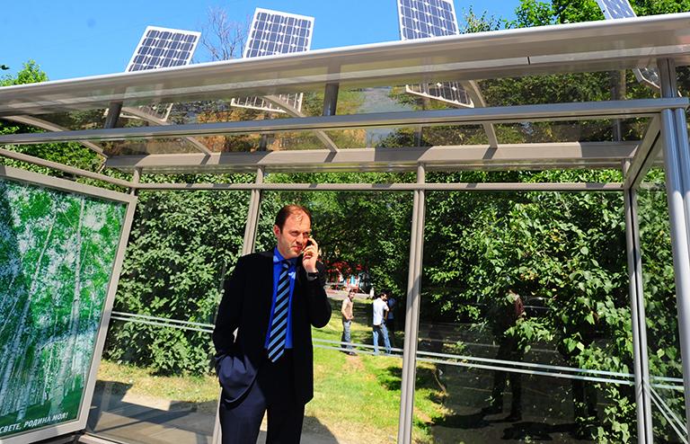 На фото: префект северного округа Москвы Олег Митволь у автобусной остановки на Тимирязевской улице, в конструкции которой использованы солнечные батареи, 2010