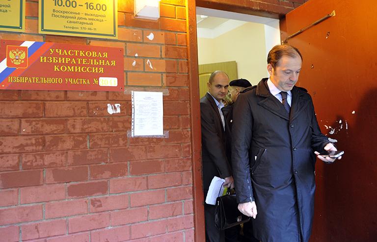 На фото: кандидат в мэры Химок Олег Митволь на избирательном участке № 3041, 2012