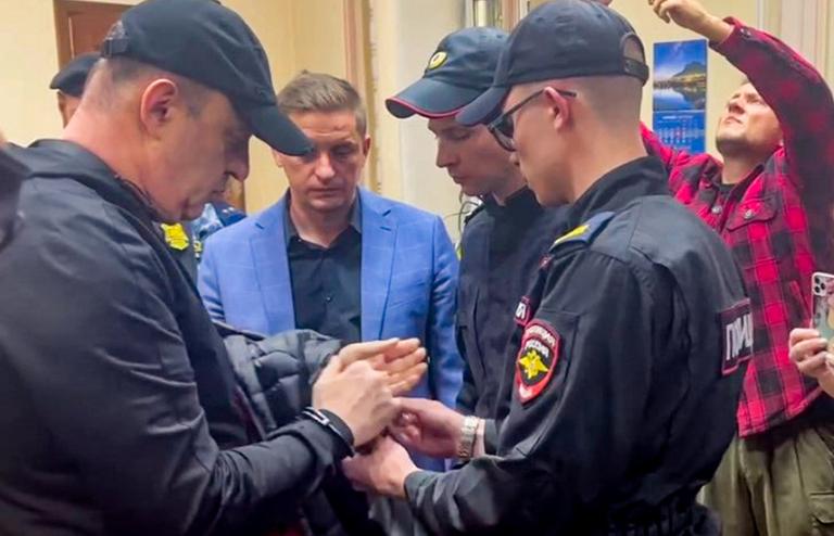 На фото: экс-замглава Росприроднадзора и председатель совета директоров компании "Красноярский трест инженерно-строительных изысканий" Олег Митволь (слева) во время первого заседания по уголовному делу в Железнодорожном районном суде, 2023