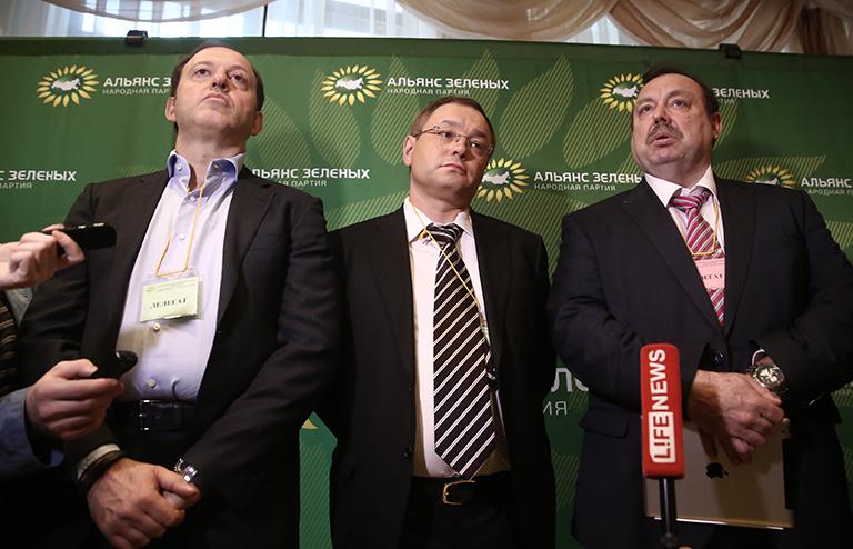 На фото: председатель центрального совета партии "Альянса Зеленых" Олег Митволь, председатель партии "Альянс Зеленых" Глеб Фетисов и лидер "Социал-демократов России" Геннадий Гудков (слева направо) во время объединительного съезда партии, 2014