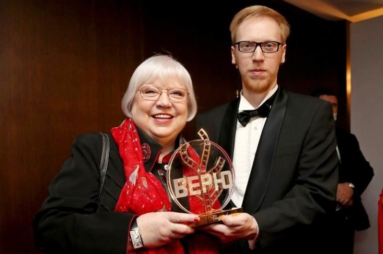 На фото: актриса Светлана Крючкова, получившая специальный приз за покорение вершин актерского мастерства и верность принципам школы К.С.Станиславского "Верю. Константин Станиславский", и ее сын Александр на церемонии открытия 42-го Московского международного кинофестиваля в театре "Россия", 2020 год