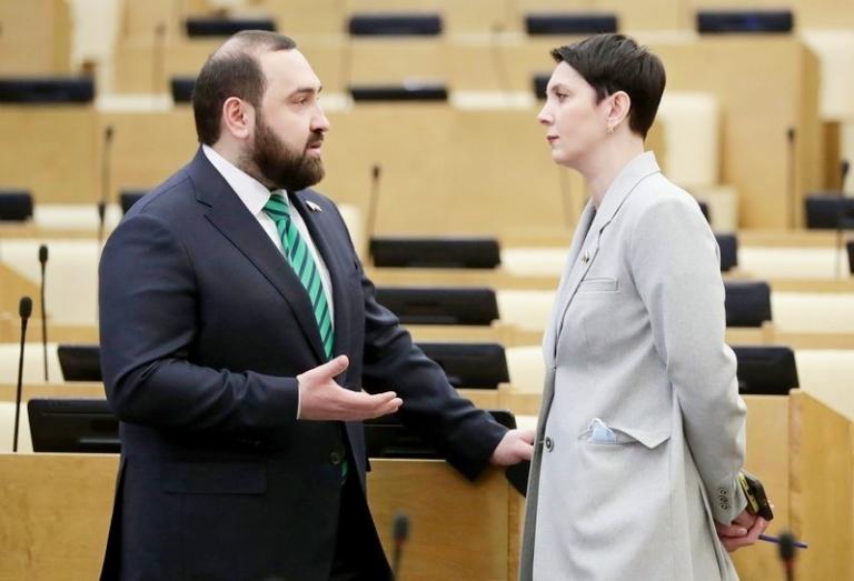 На фото: член комитета Госдумы РФ по безопасности и противодействию коррупции Бийсултан Хамзаев и заместитель председателя комитета Госдумы РФ по экологии, природным ресурсам и охране окружающей среды Жанна Рябцева на пленарном заседании Государственной думы РФ, 2022 год