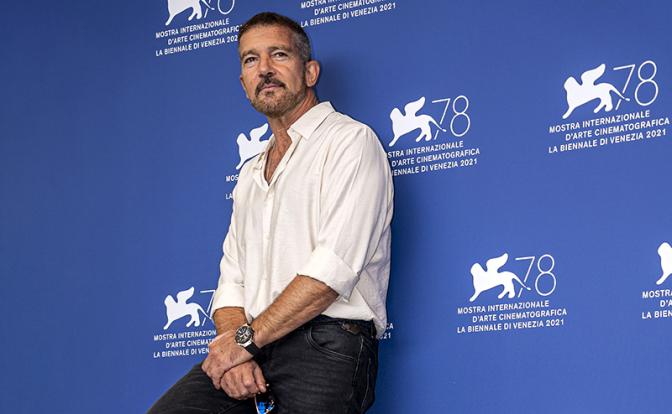 На фото: актер Антонио Бандерас на фотосессии съемочной группы фильма "Официальный конкурс" в рамках 78-го Венецианского кинофестиваля