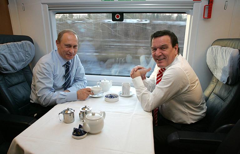 На фото: федеральный канцлер Герхард Шредер, СДПГ, и президент России Владимир Путин едут из Гамбурга