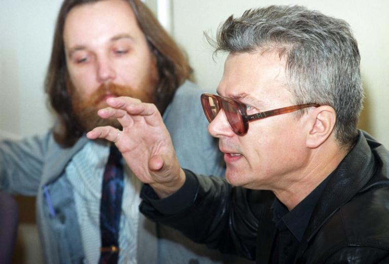 На фото: главный редактор журнала "Элементы" Александр Дугин (слева) и писатель Эдуард Лимонов объявляют о создании национал-большевистской партии, 1994 год