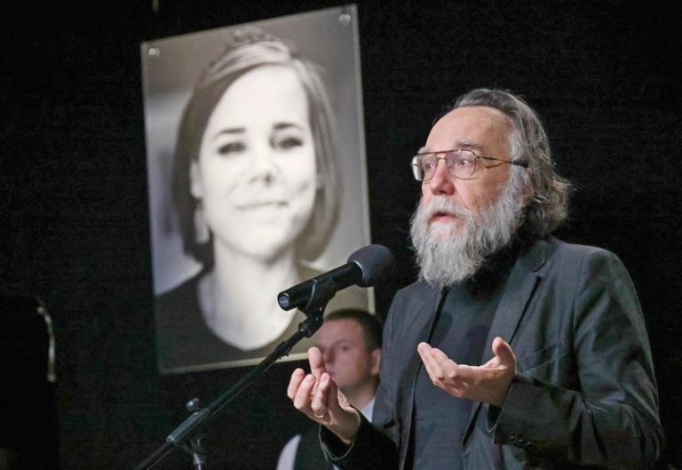 На фото: Александр Дугин во время церемонии прощания со своей дочерью, журналистом и политологом Дарьей Дугиной (Платоновой) в телецентре "Останкино"