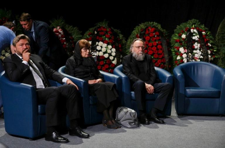 На фото: лидер Международного Евразийского движения, политолог Александр Дугин (справа) и философ Наталья Мелентьева во время церемонии прощания со своей дочерью, журналистом и политологом Дарьей Дугиной (Платоновой) в телецентре "Останкино"