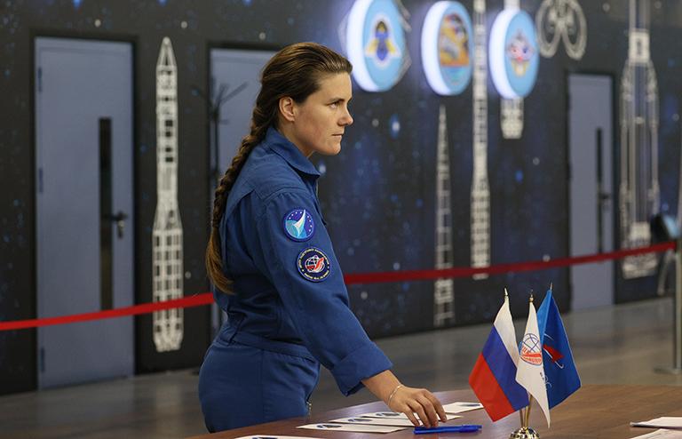 На фото: космонавт Роскосмоса Анна Кикина перед началом экзаменационной комплексной тренировки на тренажере российского сегмента МКС в Центре подготовки космонавтов имени Ю.А. Гагарина