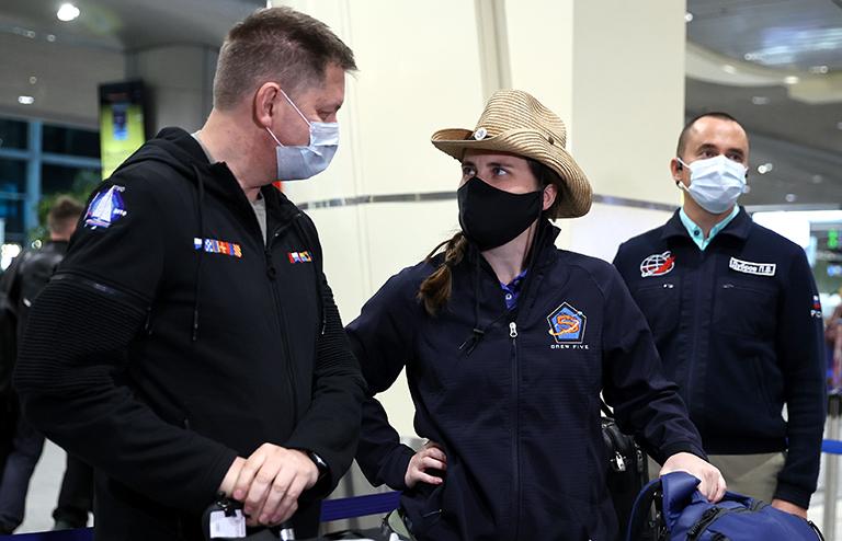 На фото: космонавт Анна Кикина (в центре) в аэропорту Домодедово перед отлетом в США для прохождения заключительного этапа подготовки к полету на Международную космическую станцию в составе экипажа американского корабля Crew Dragon