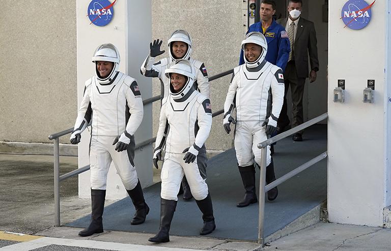 На фото: экипаж миссии Crew-5 космонавт Роскосмоса Анна Кикина (в центре на дальнем плане), астронавты NASA Джош Кассада, Николь Манн (на первом плане) и астронавт Японского агентства аэрокосмических исследований Коити Ваката (слева) перед отправлением на стартовую площадку Космического центра имени Джона Кеннеди