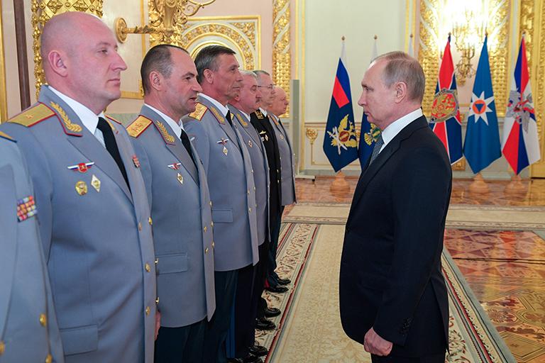 На фото: президент РФ Владимир Путин, главнокомандующий сухопутными войсками РФ Олег Салюков, командующий Балтийским флотом адмирал Александр Носатов, командующий войсками противовоздушной и противоракетной обороны — заместитель главнокомандующего Воздушно-космическими силами РФ Юрий Грехов, начальник главного управления боевой подготовки Вооруженных Сил РФ Иван Бувальцев, начальник Общевойсковой академии ВС РФ Александр Романчук и командующий 29-й общевойсковой армией ВВО в Забайкальском крае Роман Бердников (справа налево) во время встречи с офицерами и прокурорами по случаю их назначения на вышестоящие должности и присвоения им высших воинских и специальных званий и классных чинов в Александровском зале Большого Кремлевского дворца. 2019 год
