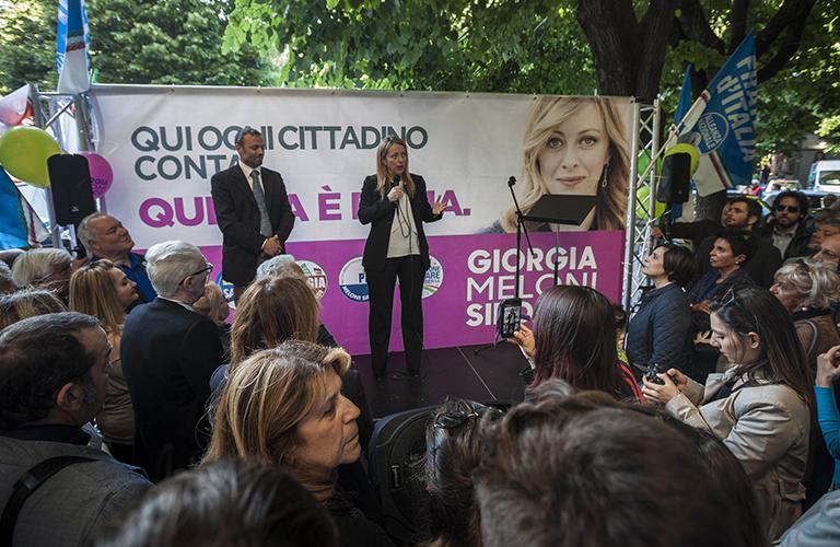 На фото: Джорджия Мелони (Братья Италии - Национальный альянс) встречается с гражданами округа ЕВРО в Риме 2016 год