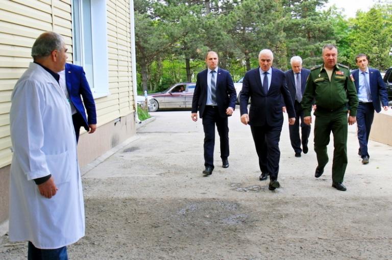 На фото: президент Республики Южная Осетия Леонид Тибилов (в центре на втором плане), командующий 58-й армией ЮВО генерал-лейтенант Андрей Гурулев (второй справа) у городской больницы, куда были доставлены пострадавшие в аварии автобуса на горной дороге Цхинвал - Канчавети. Автобус перевозил российских офицеров на учебно-методические сборы. В результате lорожно-транспортного происшествия шесть офицеров погибли, 16 получили травмы. 2016 год