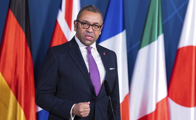 На фото: глава МИД Великобритании Джеймс Клеверли