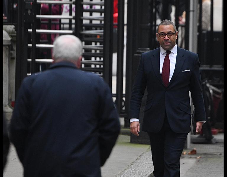 На фото: уходящий в отставку председатель Консервативной партии Патрик Маклафлин (слева) поздравляет Джеймса Клеверли, входящего на Даунинг-стрит, 10, с назначением новым заместителем председателя Консервативной партии