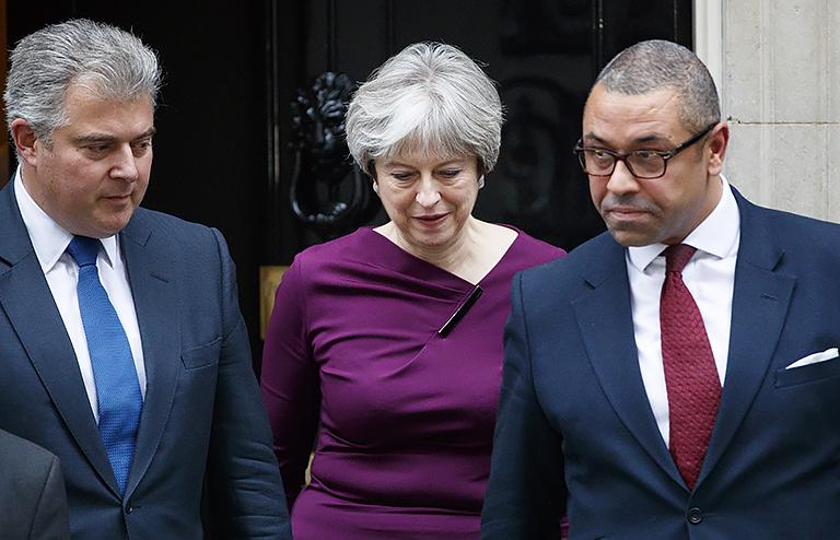 На фото: Джеймс Клеверли (справа), новым заместителем председателя Консервативной партии, на Даунинг-стрит и премьер-министр Тереза Мэй с Брэндоном Льюисом (слева)